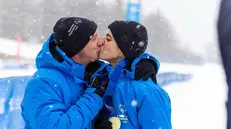 Il bacio tra Matthias e Valentina al termine delle rispettive gare nella 2.5 km di fondo