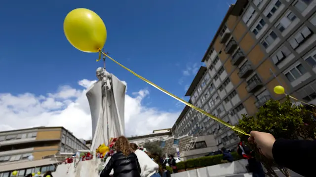 People pray for Pope Francis in front of the Agostino Gemelli Polyclinic. Roma, 16 marzo 2025 ANSA/MASSIMO PERCOSSI