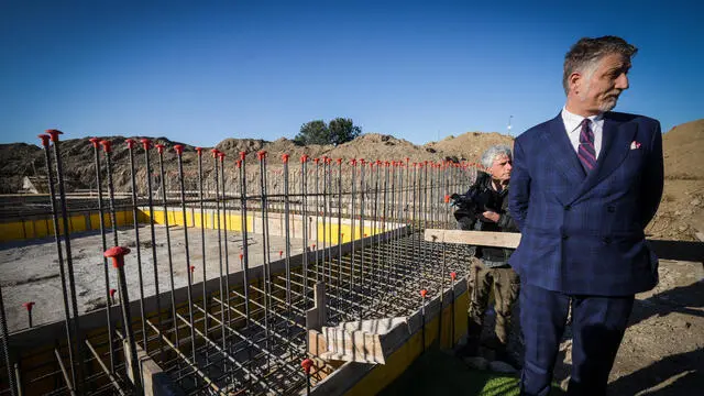 Il ministro della cultura Alessandro Giuli in un momento della posa della prima pietra del polo della cultura a Caivano. Napoli 18 Marzo 2025 ANSA / CESARE ABBATE