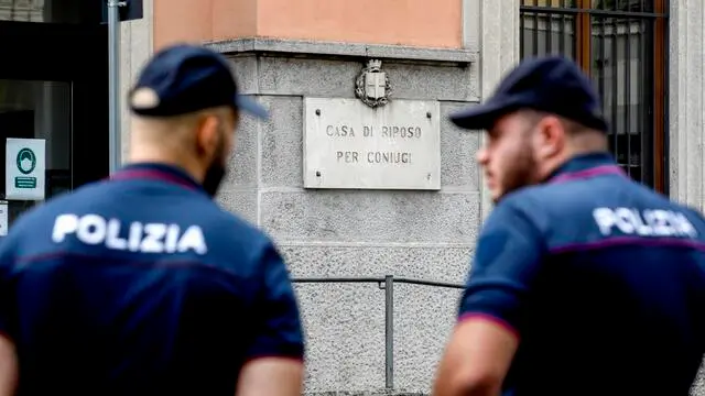 Polizia davanti alla Rsa Casa dei Coniugi a Milano, 14 luglio 2023.ANSA/MOURAD BALTI TOUATI