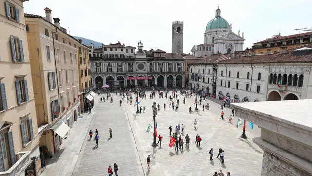 una panoramica di Piazza Loggia durante la commemorazione strage di piazza della Loggia in cui il 28 maggio 1974 morirono otto persone e ne rimasero ferite altre 102, Brescia 28 maggio 2020. ANSA/FILIPPO VENEZIA