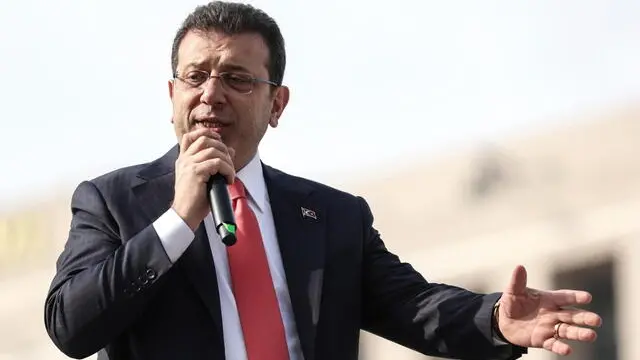 epa11865494 Istanbul Mayor Ekrem Imamoglu speaks to his supporters gathered in front of the Istanbul Courthouse, in Istanbul, Turkey, 31 January 2025. Imamoglu testified in court as part of a new investigation launched against him for 'attempting to influence judicial proceedings' following his comments on probes involving CHP-run municipalities earlier in January, the Istanbul Chief Public Prosecutor's Office said. EPA/ERDEM SAHIN