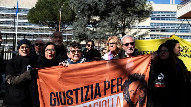 Anna Motta e Pino Paciolla, genitori di Mario Paciolla, durante il sit-in "scorta mediatica" fuori il Tribunale di piazzale Clodio in occasione dell'udienza gup sulla richiesta di archiviazione per Mario Paciolla, il cooperante trovato morto in sud America, Roma, 19 marzo 2025. ANSA/ANGELO CARCONI