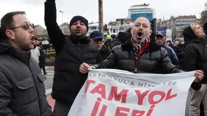 epa11973219 Supporters shout slogans and hold a banner depicting Istanbul Mayor Ekrem Imamoglu as they gather near the Istanbul Police Department following his arrest, in Istanbul, Turkey, 19 March 2025. One day after Imamoglu's university diploma was revoked, Turkish police arrested Istanbul Mayor Ekrem Imamoglu early morning on 19 March along with 100 others as part of an investigation into alleged corruption and terror links, according to a statement by the Istanbul chief public prosecutor. EPA/ERDEM SAHIN