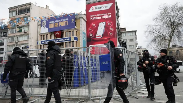 epa11973218 Turkish riot police block a road near the Istanbul Police Department following Istanbul Mayor Ekrem Imamoglu's arrest, in Istanbul, Turkey, 19 March 2025. One day after Imamoglu's university diploma was revoked, Turkish police arrested Istanbul Mayor Ekrem Imamoglu early morning on 19 March along with 100 others as part of an investigation into alleged corruption and terror links, according to a statement by the Istanbul chief public prosecutor. EPA/ERDEM SAHIN
