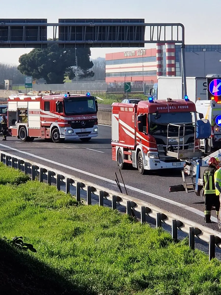 Camion in fiamme, gli interventi lungo l'A4