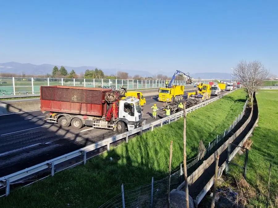 Camion in fiamme, gli interventi lungo l'A4