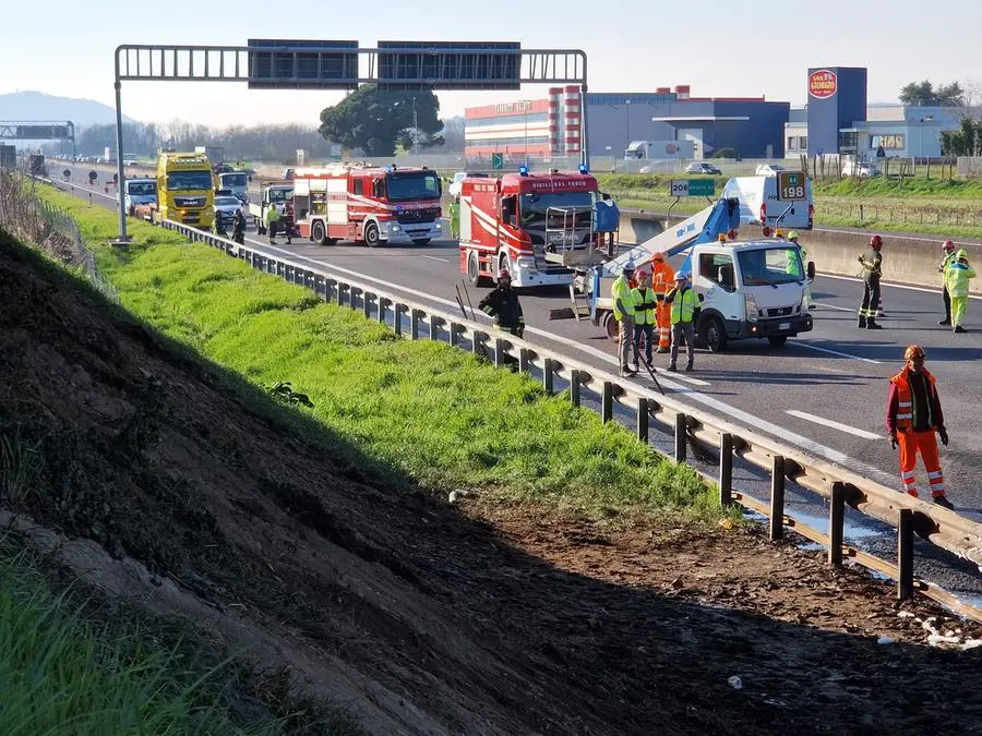 Camion in fiamme, gli interventi lungo l'A4