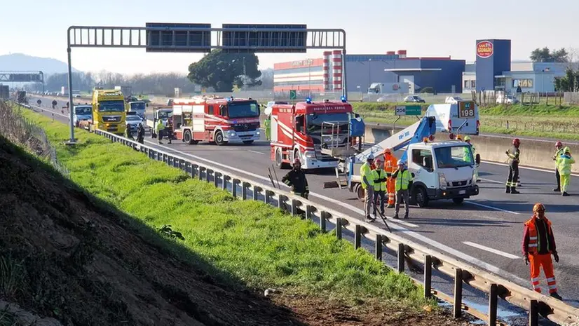 Camion in fiamme, gli interventi lungo l'A4
