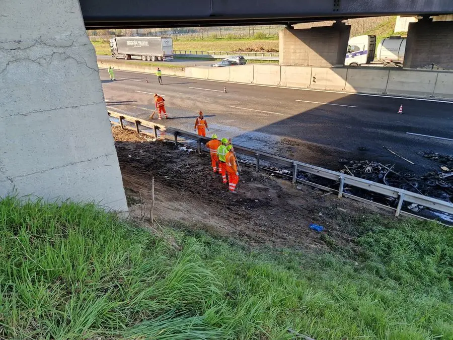 Camion in fiamme, gli interventi lungo l'A4