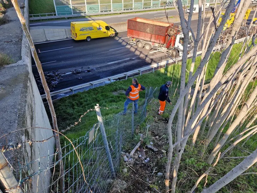 Camion in fiamme, gli interventi lungo l'A4