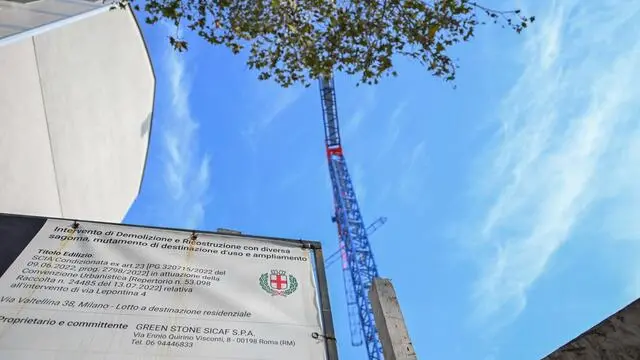 Una veduta del cantiere di via Valtellina a Milano, 7 novembre 2024. Il Nucleo di Polizia Economico Finanziaria della Gdf di Milano, in una delle molte inchieste sulla gestione urbanistica in città, ha sequestrato un'altra area urbana, all'angolo tra via Valtellina e via Lepontina, ossia il progetto "Scalo House", dove è stata realizzata una residenza universitaria e sono in corso di realizzazione due nuovi edifici. ANSA/ ANDREA FASANI