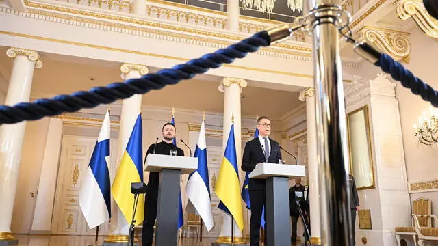 epaselect epa11973338 Finland's President Alexander Stubb (R) and Ukraine's President Volodymyr Zelensky (L) hold a joint press conference following their talks during the latter's official visit to Helsinki, Finland, 19 March 2025. EPA/KIMMO BRANDT