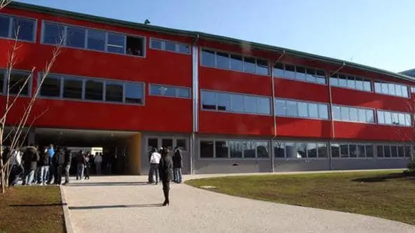 Un’immagine d’archivio dell’ingresso del «Don Milani» © www.giornaledibrescia.it