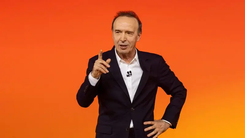 Roberto Benigni, 72 anni, sul palco della serata in onda su Rai1 - Foto Ansa © www.giornaledibrescia.it