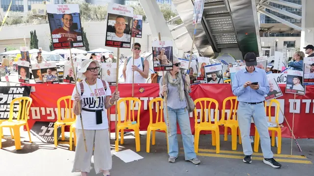 epa11963416 Families of Israeli hostages held by Hamas in Gaza, and their supporters, hold signs outside one of the entrances to the Kirya military headquarters during a protest calling for the completion of the hostage deal between Israel and Hamas, in Tel Aviv, Israel, 14 March 2025. According to the Israeli army (IDF) spokesperson, around 59 Israeli hostages remain in captivity in the Gaza Strip, including the bodies of at least 35 confirmed dead. EPA/ABIR SULTAN