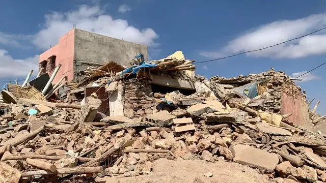 "Ciascuno ha la sua tenda, di che mangiare e anche vestiti. Ora devono ritrovare la speranza per ricominciare". Tafeghaghte, qualche chilometro oltre Amizmiz, è il punto di raccolta aiuti per i terremotati della zona. Fino a venerdì scorso, il borgo arroccato sull'Atlante, a una sessantina di chilometri da Marrakech, contava 300 abitanti. Rachid Babamou, il capo del villaggio, illustra la nuova anagrafe e l'urbanistica: "Ne abbiamo interrati 84 e 160 sono all'ospedale di Marrakech. Perciò, vede queste tende? Sono 22 in tutto. E questo è quel che resta del mio Paese". Il sisma che venerdì 8 settembre ha scosso il Marocco, in questa zona, proprio sotto il massiccio del Toubkal, ha aperto le montagne e inghiottito le strade: una cartografia sconvolta. ANSA/OLGA PISCITELLI