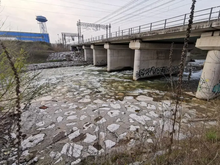 Le ricerche in corso lungo il fiume Mella