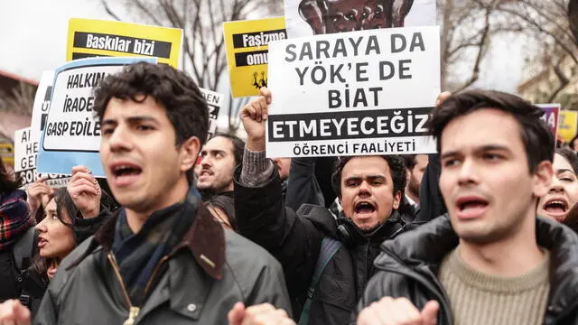 epa11976205 Student protesters hold banners that read 'We will not pay homage to the Erdogan Palace or the Higher Education Board (YOK)' as they march to the Istanbul Municipality headquarters following the Istanbul Municipality's arrest of Imamoglu in Istanbul, Turkey, 20 March 2025. Turkish authorities detained Istanbul mayor Ekrem Imamoglu, of the oppositional Republican People's Party (CHP), along with 100 others on 19 March as part of an investigation into alleged corruption and terror links, according to a statement by the Istanbul chief public prosecutor. EPA/ERDEM SAHIN