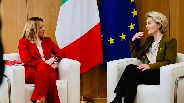 La premier Giorgia Meloni, tornando sulle sue parole sul Manifesto di Ventotene, arrivando in albergo a Bruxelles, dove domani prenderà parte al Consiglio europeo, 20 Marzo 2025. ANSA/US PALAZZO CHIGI ATTILI