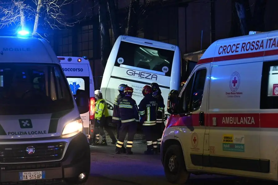 I passeggeri dell'autobus soccorsi in via Orzinuovi