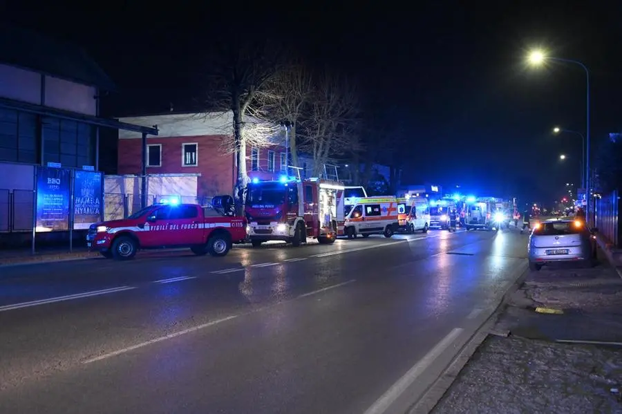 I passeggeri dell'autobus soccorsi in via Orzinuovi