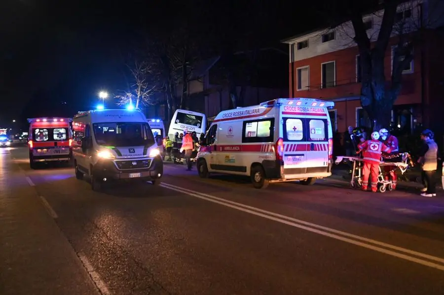 I passeggeri dell'autobus soccorsi in via Orzinuovi