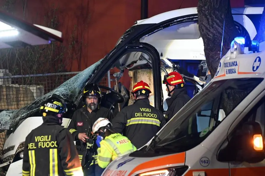 I passeggeri dell'autobus soccorsi in via Orzinuovi