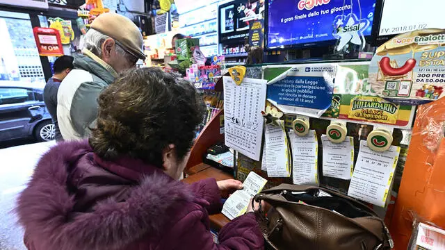 La tabaccheria nel quartiere popolare del Lagaccio, che ha venduto una quota del sistema vincente al superenalotto. Il misterioso acquirente con 5 euro ne ha vinti 4.000.00 di euro. Genova, 17 febbraio 2023. ANSA/LUCA ZENNARO