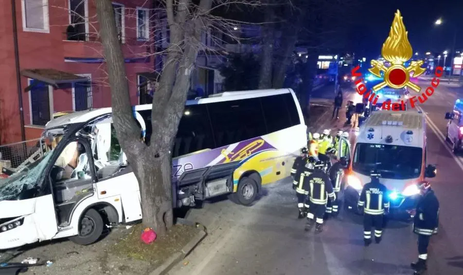 I passeggeri dell'autobus soccorsi in via Orzinuovi