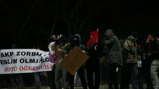 epa11977254 Middle East Technical University (METU) students clash with Turkish riot police as police use tear gas and water cannons to disperse protesters during a protest against the arrest of Istanbul Mayor Ekrem Imamoglu in Ankara, Turkey, 20 March 2025. Turkish authorities detained Imamoglu, of the oppositional Republican People's Party (CHP), along with 100 others on 19 March as part of an investigation into alleged corruption and terror links, according to a statement by the Istanbul chief public prosecutor. EPA/NECATI SAVAS