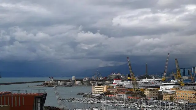 Nuvole grigie incombono sulla citta' di Genova e sul centro della regione. Dalle 18 di oggi alle 24 del 22 novembre e sul levante dal 13 di oggi alle 15 del 22 novembre è stata diramata l'allerta gialla per pioggia. Genova, 21 novembre 2019. ANSA/LUCA ZENNARO