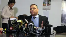 L'avvocato Gianluigi Tizzoni, legale rappresentante della famiglia Poggi, durante la conferenza stampa che ha tenuto a palazzo di Giustizia di Milano per rispondere agli avvocati difensori di Alberto Stasi, condannato per l'omicidio di Chiara Poggi, riguardo l'acquisizione di nuove prove che scagionerebbero Alberto, 19 dicembre 2016. ANSA / MATTEO BAZZI