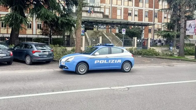 La Polizia fuori dal Cfp Zanardelli - © www.giornaledibrescia.it