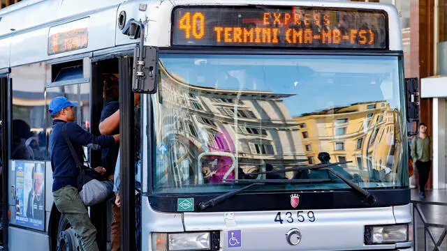 Autobus ATAC nel piazzale della Stazione Termini durante lo sciopero dei trasporti pubblici, Roma 20 settembre 2024. ANSA/FABIO FRUSTACI