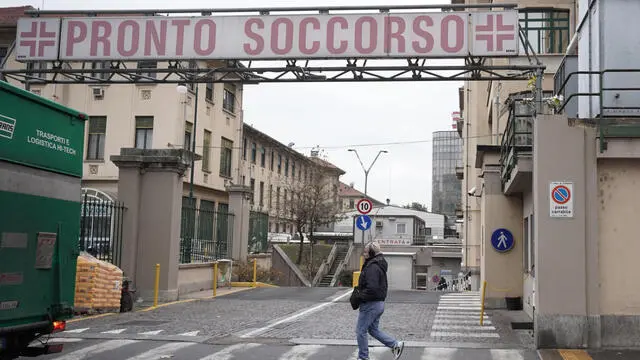 Il Comitato salute denuncia: "Nei pronto soccorso situazione drammatica". L'ingresso del pronto soccorso dell'ospedale Molinette di Torino, il 29 dicembre 2023 ANSA/JESSICA PASQUALON