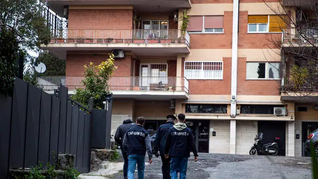 I rilievi dei Carabinieri sul luogo dove la scorsa notte una guardia giurata ha sparato ed ucciso un ladro durante un tentato furto in un palazzo in via Cassia, Roma, 07 febbraio 2025. ANSA/ANGELO CARCONI