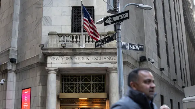 epaselect epa11962479 One of the entrances to the New York Stock Exchange, in New York, New York, USA, 13 March 2025. The Dow Jones industrial average lost approximately 537 points on 13 March as investors continue to react to tariffs being discussed by the Trump administration. EPA/JUSTIN LANE