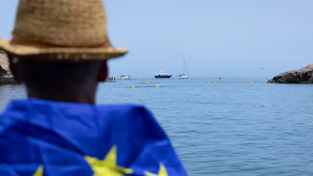 Sesta edizione della Natalonga per l’Europa. Un centinaio di nuotatori hanno attraversato i 1700 metri del braccio di mare che separa l'isola di S. Stefano dalla spiaggia Calanave, luogo simbolo dove i confinati antifascisti Spinelli, Rossi e Colorni gettarono le fondamenta del sogno comunitario. Ventotene, 29 giugno 2024 ANSA/LARA GALLINA