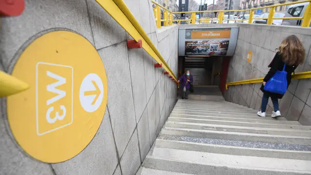 Una delle entrate della stazione della metropolitana di Porta Romana, 17 marzo 2022. Una rapina seguita da abusi sessuali ai danni di un minorenne si è verificata sabato scorso nella fermata di una stazione della metro a Milano. Lo ha comunicato la Questura, che per l'episodio ha arrestato un 17enne. Secondo quanto si è appreso, la rapina sarebbe avvenuta sabato 12 marzo nel mezzanino della fermata MM Porta Romana. ANSA/DANIEL DAL ZENNARO