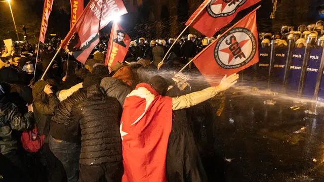 epa11979423 Turkish riot police spray demonstrators to block them as they march to Taksim Square from the Istanbul Municipality headquarters during a protest against the detention of Istanbul Mayor Ekrem Imamoglu, in Istanbul, Turkey, 21 March 2025. Turkish authorities detained Istanbul mayor Ekrem Imamoglu, of the oppositional Republican People's Party (CHP), along with 100 others on 19 March as part of an investigation into alleged corruption and terror links, according to a statement by the Istanbul chief public prosecutor. EPA/ERDEM SAHIN