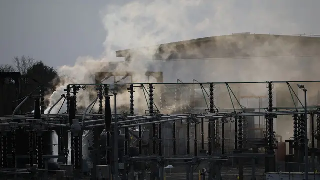 epa11979138 Smoke rises from the North Hyde electrical substation which caught fire in London, Britain, 21 March 2025. Heathrow Airport announced on 21 March that it would be closed all day following a power outage 'due to a fire at an electrical substation supplying the airport'. The Metropolitan Policeâ€™s Counter Terrorism Command is leading the investigation into the cause of the fire at the electrical substation. EPA/TOLGA AKMEN