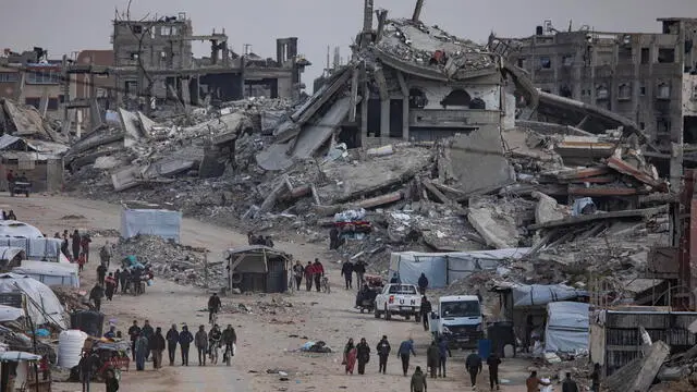 epa11976356 Displaced Palestinians carrying their belongings move towards the city center, in Gaza City, Gaza Strip, 20 March 2025, after the Israeli army issued evacuation orders for the northern areas of the city. EPA/HAITHAM IMAD