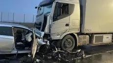 Lo schianto tra l'auto e il camion avvenuto all'alba - Foto ecodibergamo.it