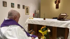 Papa Francesco in una foto, la prima da quando è stato ricoverato al Gemelli - Ansa © www.giornaledibrescia.it