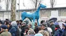 Esposta l'opera "Marco Cavallo" davanti al CPR di Torino durante il presidio di protesta contro la riapertura dei CPR in corso brunelleschi a Torino, Torino, 22 Marzo 2025 ANSA/ALESSANDRO DI MARCO