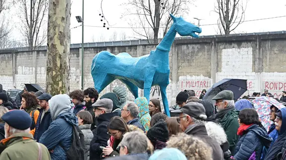 Esposta l'opera "Marco Cavallo" davanti al CPR di Torino durante il presidio di protesta contro la riapertura dei CPR in corso brunelleschi a Torino, Torino, 22 Marzo 2025 ANSA/ALESSANDRO DI MARCO