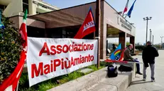 Lo striscione posto dall'associazione di parenti delle vittime 'Mai piu' amianto' davanti al tribunale di Napoli, dove la Corte di Assise ha condannato l'imprenditore svizzero Stephan Ernest Schmidheiny a 3 anni e 6 mesi per l'omicidio colposo di Antonio Balestrieri, uno degli operai dello stabilimento Eternit di Bagnoli, 6 aprile 2022. ANSA / CARMINE BONANNI