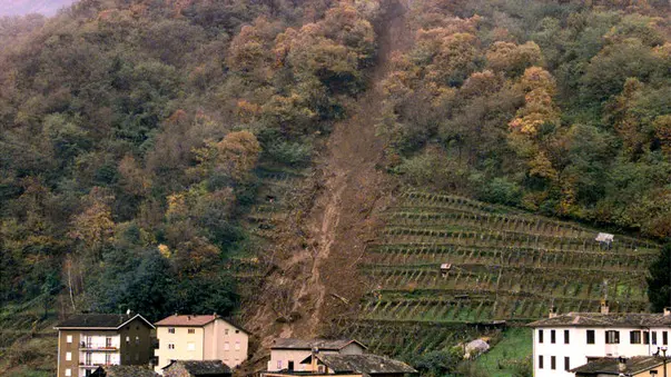 20001116- VALTELLINA-FRANE SU TUTTO IL TERRITORIO E PIU DI 500 SFOLLATI - BUGLIO FRANA TRE' ABITAZIONI NEL FANGO VENTI EVACQUATI ANSA/CARLO ORLANDI