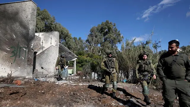 epa11741505 Israeli soldiers inspect the scene after a rocket fired from southern Lebanon hit Kiryat Shmona, in the Upper Galilee, northern Israel, 26 November 2024, amid cross-border hostilities between Hezbollah and Israel. No casualties were reported as a result of the strike. On 26 November, Israel's Home Front Command announced new restrictions in several areas of northern Israel, adjusting the activity scale from 'partial activity' to 'limited activity', amid reports of a possible ceasefire between Israel and Hezbollah. EPA/ATEF SAFADI